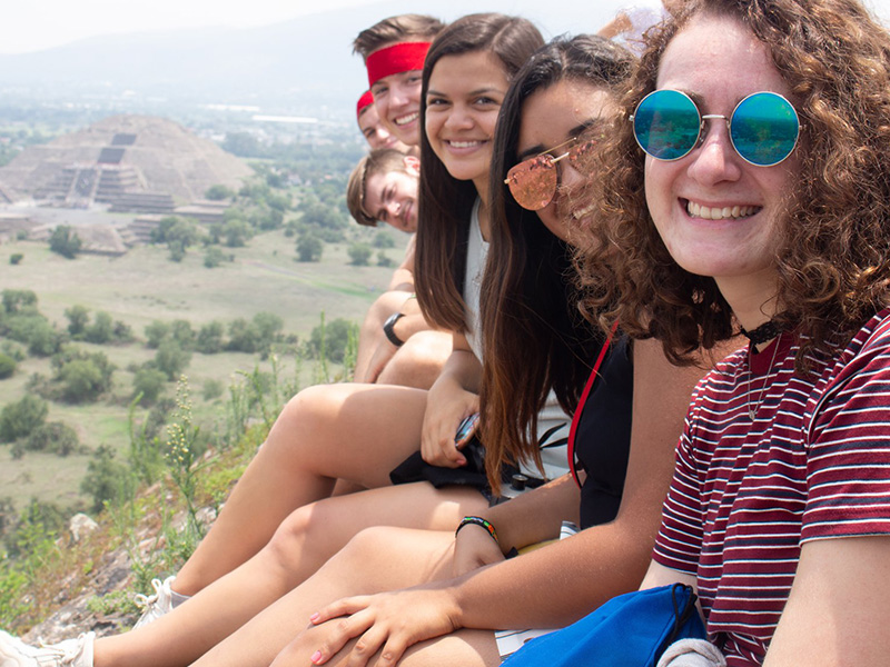 estudiantes en viaje de bienvenida